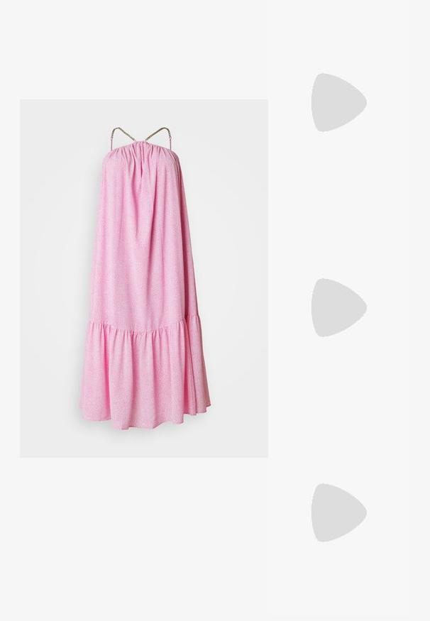 Vaaleanpunainen, hihaton mekko, jossa on rypistyksiä vartalon ympärillä, röyhelöinen helma ja koristeelliset ketjuhihnat. Mekossa on koko ajan näyttävä tekstuurikuosi.; Musta patent slingback-kiilakorko teräväkärkisellä muotoilulla, jossa on teksturoitu käärmeennahkakuosi, säädettävä remmi ja lyhyt, teksturoitu blokkiheel.; Metallinen kultainen nahkalaukku tekstuurin viimeistelyllä, jossa on kultaketjuhihna ja irrotettava olkahihna. Brändilogo on kohokuvioitu.; Kultahtavat renkaat, joissa on sileä, pyöristetty muotoilu, ohut langan suljin ja kiiltävä pinta, joka antaa niille kiiltävän ilmeen.