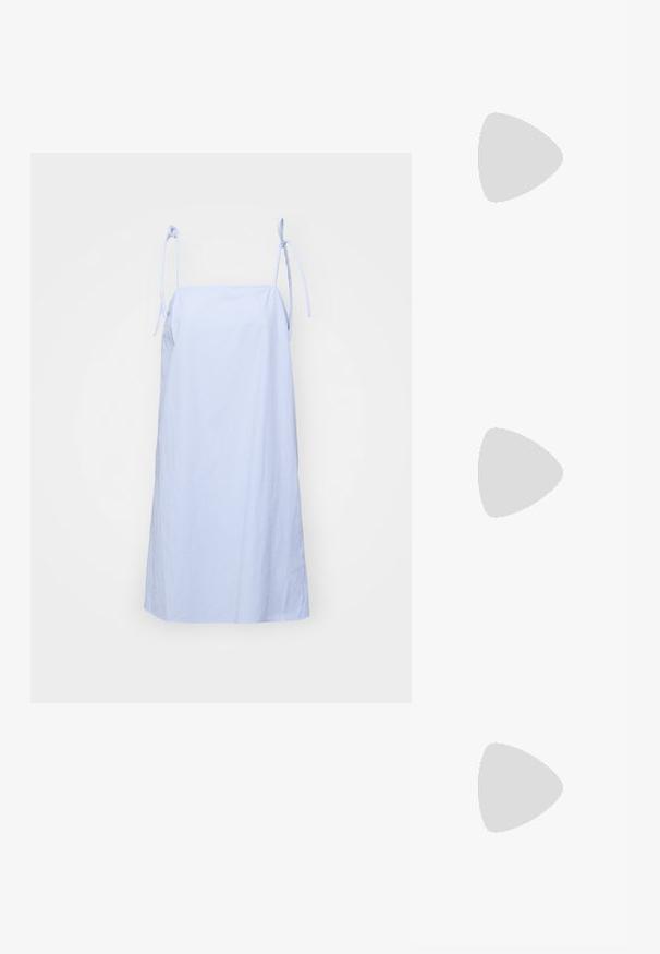 Max Mara Leisure FATTO - Dienas kleita - cielo; Bēša zamšādas sandalē ar smailu pirkstu un caurspīdīgu, noapaļotu papēdi. Gluda tekstūra un minimālisma dizains.; Bordo ādas rokas soma ar atloku, zeltītām detaļām, plecu siksnu un gludu virsmu. Kompakta, taisnstūrveida forma.; Sudraba sirdī formas piekariņi ar iegravētiem "JĀ" un "NĒ" tekstiem, pulēta apdare, simetrisks dizains un izturīgs metāla aizdare.
