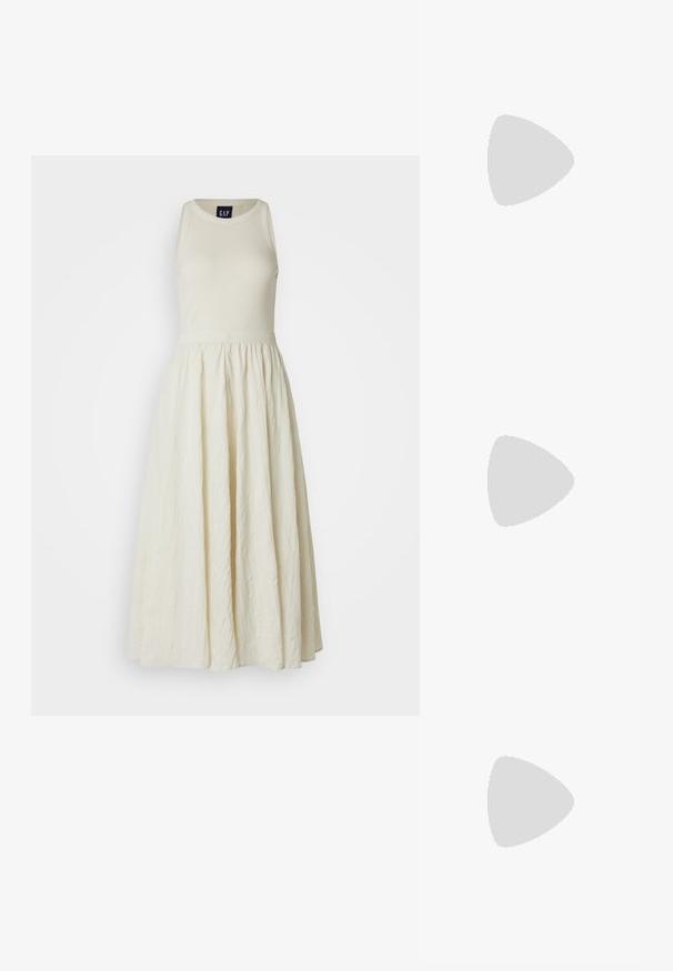 GAP CRINKLE MIXED MEDIA - Vestido informal - beige; Sandalia negra de tiras con punta cuadrada y tacón bajo de bloque. Presenta múltiples tiras delgadas y una correa ajustable en el tobillo. Fabricada en cuero suave.; Clutch metálico dorado con una forma suave y redondeada, que presenta un cierre de botón en la parte superior y una pequeña correa de cadena para llevar.; Anillo en tono dorado con un diseño orgánico y retorcido, con una textura suave y extremos cónicos, creando una apariencia moderna y escultórica.