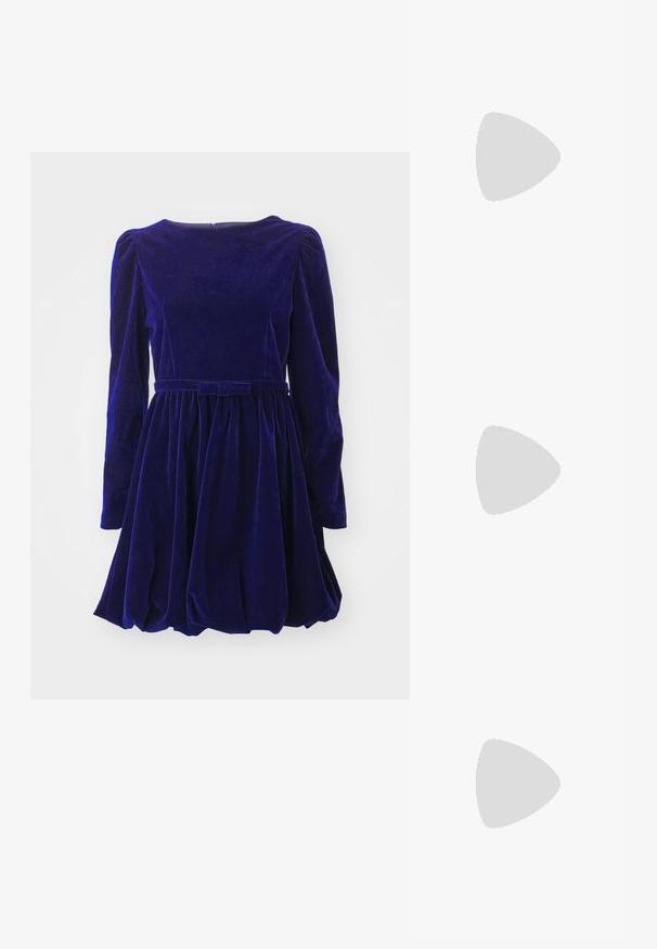 Sametti mekko syvän sinisenä, jossa pitkähiha, pyöreä pääntie ja kapea vyötärö. Sisältää kerättyä hametta ja samansävyisen vyön.; Korkokenkät, joissa on terävä kärki ja hopea, kultainen sekä nude-väriyhdistelmä. Kiiltävä pinta ja leikkausdesign, varustettuna stikettikorkealla.; Hopeapintainen metallinen pussilaukku, jolla on pehmeä, pyöreä muoto ja solmittava yläosa. Valmistettu sileästä tekonahkamateriaalista.; Hope hopea, joissa on kierren muotoilu, kiiltävä pinta ja takana kiinnitettävä suljin. Halkaisija noin 3 cm.