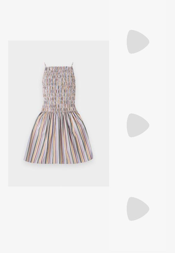 Lettvekt, flerfarget stripete kjole med smock-bodice, tynne stropper og en utsvungen skjørt, med vertikale mønster i ulike farger.; Hvite lærsko, lavt design, med en glatt tekstur, rund tå, snøring foran, og en liten brodert logo på siden.; Svart håndveske med teksturert overflate, trekantet form, gulllogo-detalj og et stilrent, minimalistisk design. Båret med en svart ermeløs kjole.; Gullfarget knute stud-øreringer med en vridd design. Hver ørering har en sirkulær klar bakside for sikker bruk.