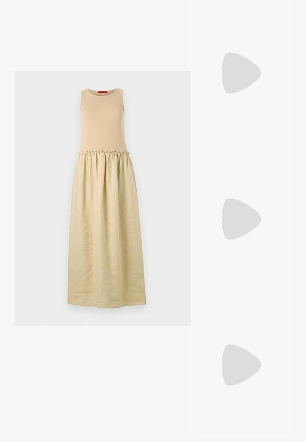 Ärmless klänning med en figurnära beige stickad överdel och en lös, ljusbeige, draperad kjol. Mjuk textur och golvlång design.; Vit kortärmad t-shirt i ribbat tyg. Rund halsringning, normal passform och diskreta sömdetaljer. Inga mönster eller tryck.; Svart läderballerinaskor med rund tå, slät yta, minimala söm detaljer och en flexibel sula.; Loeffler Randall PLEATED FRAME WITH BOW - Kuvertväska - gold-coloured