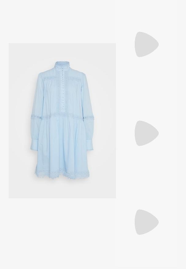 Svetlo modra obleka z dolgimi rokavi, visokim ovratnikom in gumbnimi detajli. Ima čipkast rob na koncu in manšetah, narejena je iz mehkega materiala.; Črne lakirane slingback pete s koničastim nosom in geometrijsko blokasto peto. Imajo eleganten, minimalističen dizajn in gladko teksturo.; Črna usnjena torbica s ukrivljeno obliko, z odstranljivo naramnico in zlatimi dodatki. Torbica ima pokrov s podrobnostmi v obliki zaponke.; Srebrn dvojni prstan z gladko, polirano površino. Ima tekoč, ukrivljen dizajn z prekrivajočimi se sekcijami za sodoben videz.