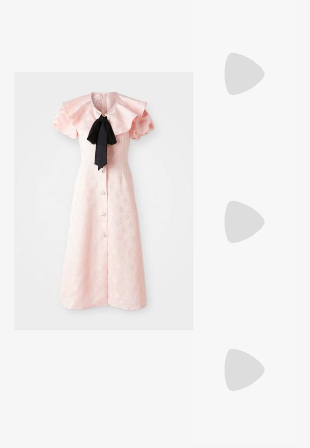 Vaaleanpunainen kukkakuosiset jacquard-mekko, jossa on puffihihat, röyhelökauluksen, mustan kaulussiteen ja edessä kristallinappikiinnitys.; Vaaleanpunainen lyhythihainen paita, jossa on puffisleevit ja kaksi suurta mustaa kahta koristetta sisältävää nauhaa edessä.; Ballet-flat kengät, joissa on vaaleanpunainen glitter-pinta, sinisetnahkareunat ja yksityiskohdat. Kengissä on solmiot, jotka ovat säädettäviä, sekä pieni musta korko.; Hopeakylkiset korvakorut, joissa on kiiltävä pinta. Ominaisuuksiin kuuluvat teksturoitu pinta ja kaareva muotoilu, sekä takana kiinnitettävä koukku.