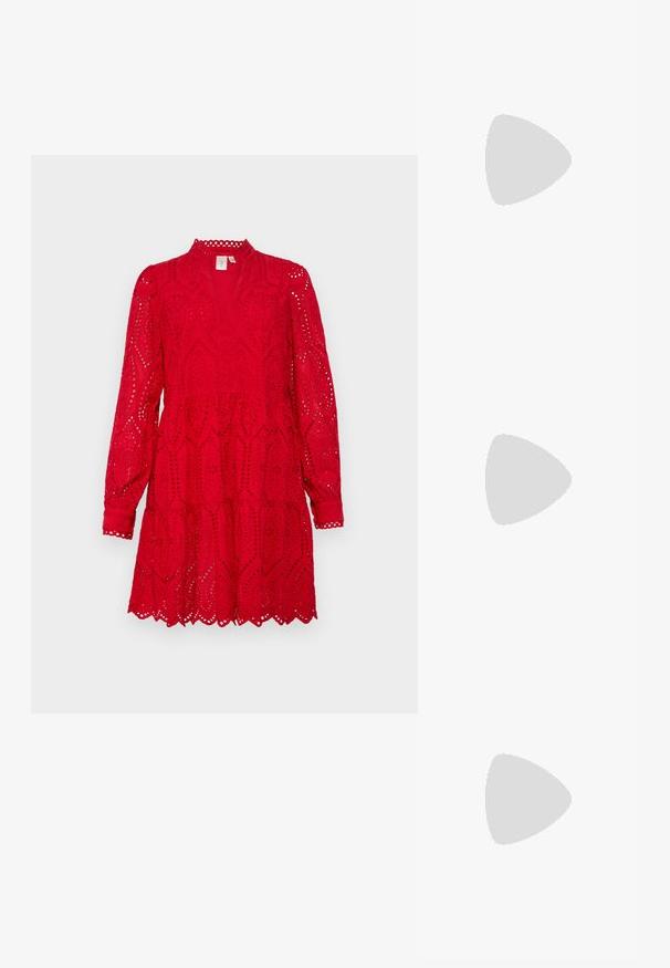 Röd klänning med flera lager, långa ärmar, hög hals och intrikata utskärningar med vågiga kanter. Tillverkad av lättviktig tyg.; Svarta lackläder slingback klackar med spetsig tå och geometrisk klack. Har en elegant, minimalistisk design och slät yta.; Svart läderhandväska med en böjd form, avtagbar rem och guldiga detaljer. Väskan har ett lock med en spänndetalj.; Guldtonade örhängen formade som avlånga koner med spiraldetaljer. Slät yta med reflekterande finish, med böjda accenter.