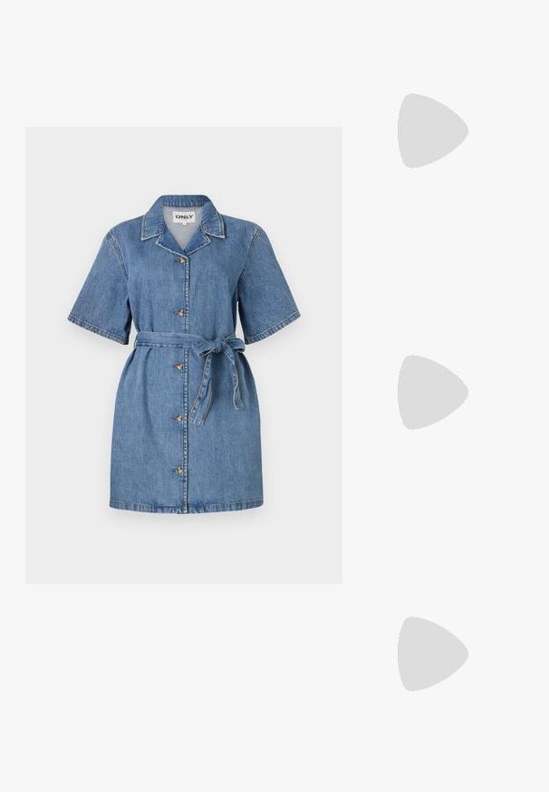 Denimska obleka s kratkimi rokavi, ovratnikom, sprednjimi gumbi in pasom na zavezo v pasu. Modra tkanina z gladko teksturo in subtilnimi šivi.; Bela slingback peta z ošiljenim nosom, z gladkim zgornjim delom, subtilnimi izrezi in nizkim blok petkom. Črna podplat poudarja dizajn.; Kvadratne sončna očala z rjavimi lečami in tankim črnim kovinskim okvirjem. Imajo poševne ušesne dele in nastavljive nosne blazinice za udobje.; Bežna usnjena torbica edinstvene oblike, z dvema kratkima ročajema in dolgim nastavljivim trakom. Gladka tekstura z minimalno kovinsko opremo.