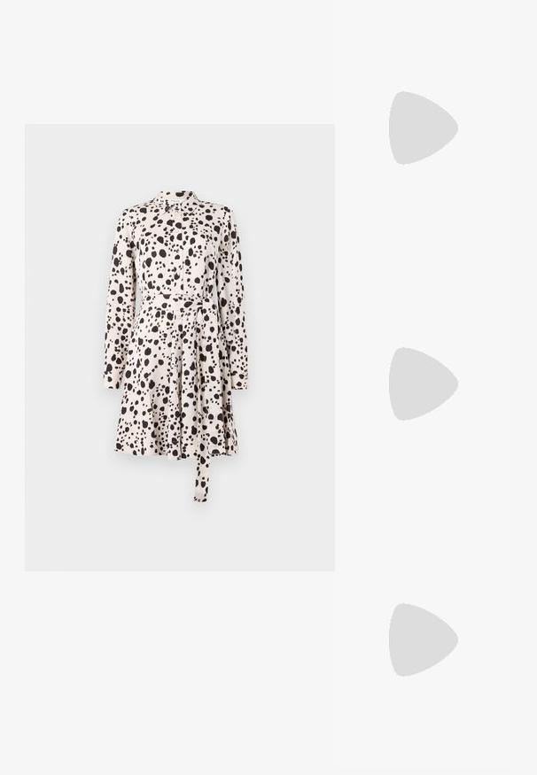 Piklike beezhi pikkade varrukatega kleit mustade laikudega, nööbid ees, vöökohaga ja laienev seelik. Sile kangas.; Must musta nahk kingad sanga ja terava ninaga, ankle strapidega, millel on hõbedased pandlad ja riistvara ning õhuke konts.; Kuldmetallist käekott, millel on struktureeritud disain, sile tekstuur ja reguleeritav rihm. Omab ainulaadset kolmnurkset kuju ja minimalistlikku õmblust.; Kuldse värvi kõrvarõngad, mis on kaunistatud tekstuursete ja laineliste kujunditega. Komplektis on skulpturaalsed klamber kõrvarõngad ja avatud rõngasdisain, millel on lõhestatud viimistlus.