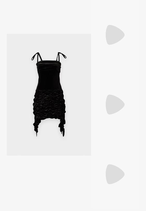 AVAVAV SMOCK DRESS - Koktailové šaty/večierkové šaty - velvet black; Zlaté kovové sandále na vysokom podpätku s popruhom okolo členka, dvoma úzkymi prednými pásmi a blokovým podpätkom. Obsahuje dekoračné ozdoby.; Čierna kožená kabelka s textúrovaným povrchom, striebornými kovovými doplnkami, uzatváraním na sponu a krátkym držadlom na nosenie. Kompaktný a štruktúrovaný dizajn.; Náramok z kovu v zlatej farbe, s hladkým povrchom, zaoblenými hranami, minimalistickým dizajnom, otvorenými koncami a lešteným povrchom.