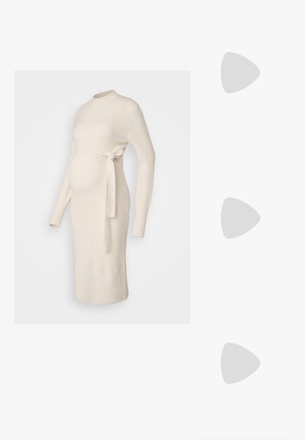 Abito premaman a coste di colore crema, con maniche lunghe, scollo rotondo e dettaglio con cintura da annodare in vita. Tessuto liscio, design aderente.; Stivale alla caviglia in pelle nera con punta appuntita e tacco a blocco. Texture liscia, design minimalista e silhouette alta.; Borsa a spalla in tessuto nero con accessori in tonalità oro, dotata di un ampio scomparto con zip e due piccole tasche laterali con zip.; Orecchini a cerchio in argento con una finitura liscia e lucente. Forma arrotondata, design leggero, con chiusura a perno.