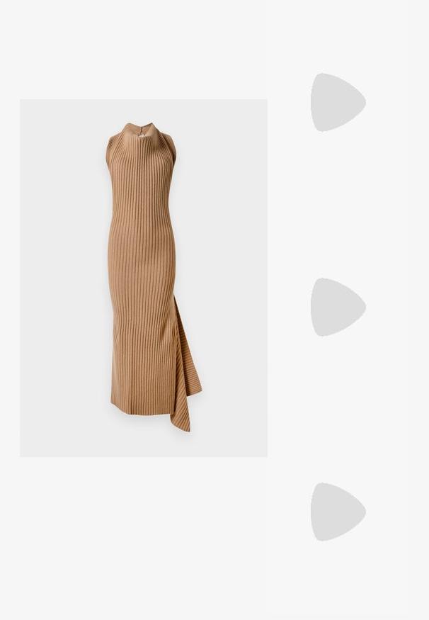 Hladko pletené šaty v teplom béžovom odtieni s vysokým golierom a bočným rozparkom, s priliehavým strihom a jemnou textúrou.; Čierne patentové slingback topánky na ihlovom podpätku s špicatou špičkou, s textúrovaným hadím vzorom, nastaviteľným popruhom a krátkym, textúrovaným blokovým podpätkom.; Čierna kožená crossbody taška s dvoma prednými vreckami, zlatými sponami, zipsovým uzatváraním a úzkym popruhom. Štruktúrovaný povrch a kompaktný obdĺžnikový tvar.; Náušnice vo forme zlatých kovových kruhov s zakriveným, predĺženým tvarom. Majú hladký, lesklý povrch a zaoblený koniec pre pridanie detailu.