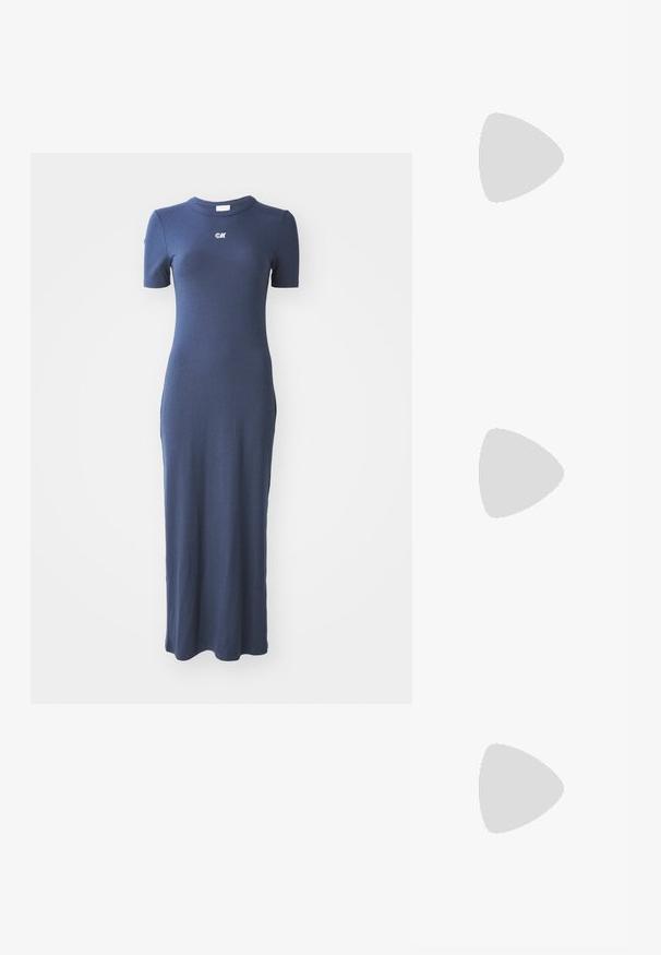 Tamsiai mėlynas šonkaulinis mezginys su prigludusia siluetu, trumpomis rankovėmis ir apvaliu iškirpimu. Papuoštas mažu logotipu krūtinėje.; Smailo nosiu slingback bateliai off-white oda, su žemu kulnu ir išpjovimo dizainu, turintys lygų paviršių ir minimalų akcentų skaičių.; Mėlynas dirbtinės odos rankinukas, turi trikampę formą, viršutinę rankeną ir reguliuojamą petinę juostą. Išsiskiria lygiu paviršiumi ir priekinio užskaitos detale.; Sidabriniai metaliniai uberio auskarai su lygiu, blizgiu paviršiumi ir struktūrizuotu, suapvalintu dizainu. Turi vyrišką užsegimą, kad būtų saugiai dėvimi.