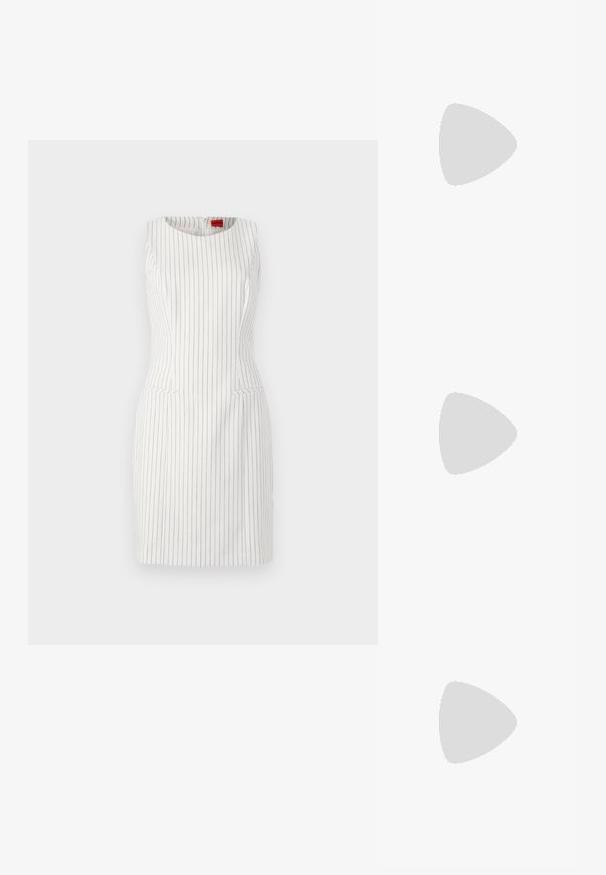 Valkoinen olkaimeton mekko, jossa on pystysuorat mustat raidat. Ominaisuuksiin kuuluu pyöreä pääntie, vartalonmyötäinen siluetti ja kaksi etutaskua. Silkkinen pinta.; Mustat korkokengät sandaalit, joissa on ohuet hihnat solmittuna, sileä neliön muotoinen varvasosa ja tyylikäs stiletto-korko.; Vaalea harmaa metallinen käsilaukku, jossa on ketjusanka. Laukku on koristeltu pienillä pyöreillä metallikoruilla ja kolmion muotoisella brändilogolla.; Hopehopeet hopehopeet hopehopeet hopehopeet, jolla on sileä, kiiltävä pinta. Pyöreä muoto, kevyt rakenne, jossa on neulakiinnitys.