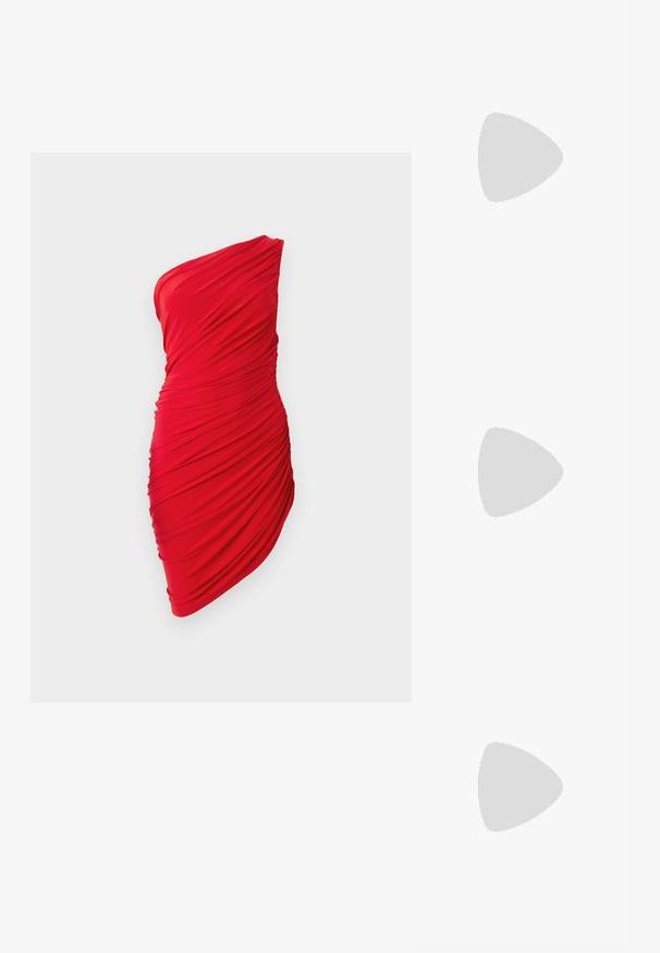 Punainen yhden olkapään mekko, joka on valmistettu kerättyjä kankaita hyödyntävästä materiaalista. Mekossa on rypytetty pinta ja vartalonmyötäinen muotoilu, joka korostaa kaaria.; Mustat patentoidut korkeakorkoiset mulesandaalit, joissa on terävä kärki ja sulavalinjainen siluetti. Kenkäparissa on avonainen takaosa ja hoikka stiletto-korko.; Musta käsilaukku, jossa on teksturoitu muotoilu, koristeltu hopeisilla niiteillä ja tukeva hopeaketjuolkaimella. Omistaa tyylikkään, minimalistisen muodon.; Rabanne XL LINK DOUBLE HOOP EARRING - Korvakorut - silver-coloured
