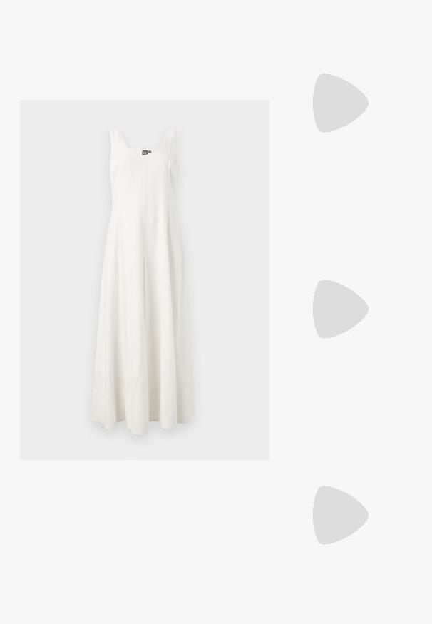 Abito maxi bianco senza maniche realizzato in tessuto leggero, con corsetto aderente e gonna fluida, caratterizzato da un design minimalista e privo di pattern visibili.; Scarpe slingback in vernice nera con punta appuntita, dettaglio in metallo argentato e tacco basso a blocco. Texture liscia e lucida in tutto l'oggetto.; Borsa a tracolla nera in pelle con una texture liscia, forma rettangolare e dettaglio in catena metallica sul davanti. Inclusa una tracolla regolabile.; Anello in tono oro con un design organico e Twisted, caratterizzato da una superficie liscia e punte affusolate, che crea un aspetto moderno e scultoreo.