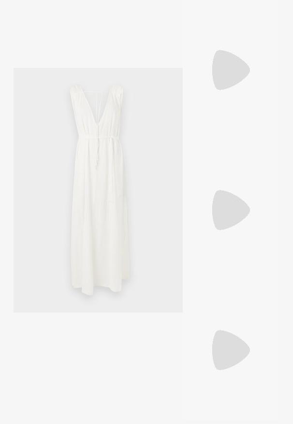 Rochie maxi albă cu decolteu în V adânc, design fără mâneci și spate reglabil cu șnur. Prezintă o croială lejeră și o țesătură texturată.; Pantofi cu toc slingback negri din patent, cu vârf ascuțit, cu imprimeu de șarpe texturat, curea ajustabilă și toc scurt texturat.; Geantă neagră din piele, tip crossbody, cu două buzunare frontale, catarame aurii, închidere cu fermoar și o curea subțire. Suprafață texturată și formă rectangulară compactă.; Cercei din metal auriu, cu un design curbat și alungit. Au o suprafață netedă și strălucitoare, cu un vârf rotunjit pentru un detaliu suplimentar.