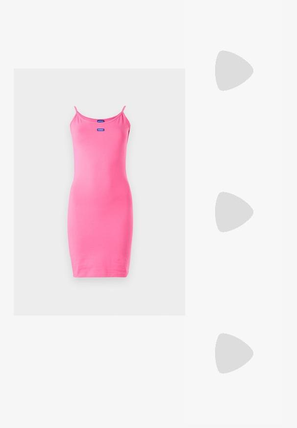 Růžové šaty bez rukávů s přiléhavým střihem, vyrobené z hladkého materiálu. Obsahují úzké ramínka a logo na horní přední části.; Černý špičatý slingback s nízkým podpatkem, vyrobený z hladké kůže, s výřezem na boku pro lepší prodyšnost.; Černá kožená taška přes rameno s dvěma dlouhými držadly, obdélníkový tvar, texturovaný povrch a minimalistický design. Žádné viditelné kovové prvky či akcenty.; Tři kovové prsteny: jeden růžově zlatý, jeden zlatý s texturovanými detaily a jeden stříbrný, všechny s vyrytým brandingem na vnitřním boku.