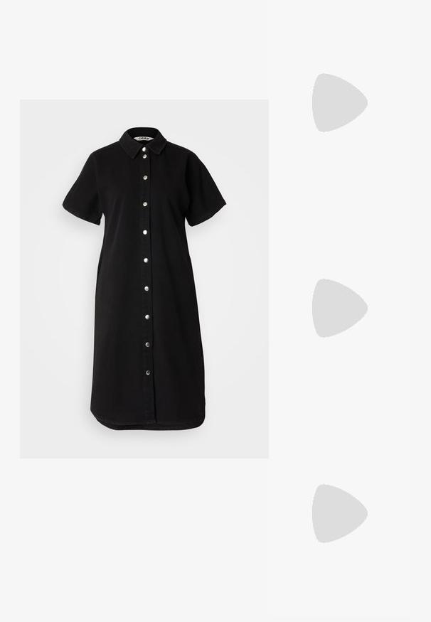 Svart denim skjortekjole med korte ermer, krage og sølvfargede knappelukking foran. Har rett snitt og lengde over knærne.; Svarte patentlær slingback hæler med spiss tå og geometrisk blokk hæl. Har et stilrent, minimalistisk design og jevn tekstur.; Svart lærveske med en buet form, avtagbar stropp og gullbeslag. Vesken har et klaff med spenne-detall.; Gullfargede øredobber med teksturerte, bølgete former. Inkluderer skulpturelle klipsstuds og åpen hoop-design med en hamret finish.