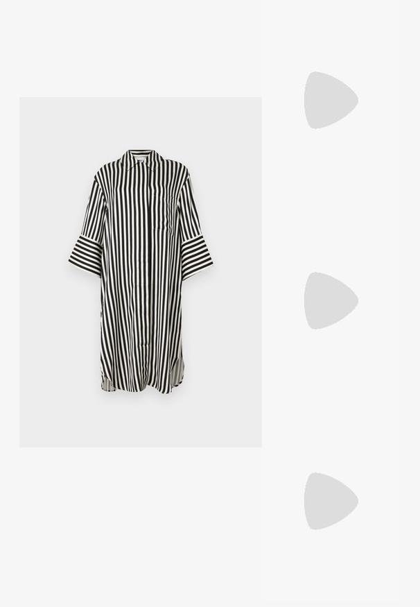 Svart och vit randig skjorta med krage, långa ärmar, en bröstficka och sidoflikar vid nederkanten. Slät tygtextur.; Svart läder slingback-hälar med spetsig tå, med en smal klack och en guldtonad detalj på den justerbara remmen. Slät textur.; Svart läderhandväska med en strukturerad design, som har en avskuren form, ett handtag upptill och guldiga detaljer. Justerbar axelrem ingår.; Silvermetallarmband med en slät, rundad design. Har en smal profil och subtil gravyr av märket "Calvin Klein" inuti.