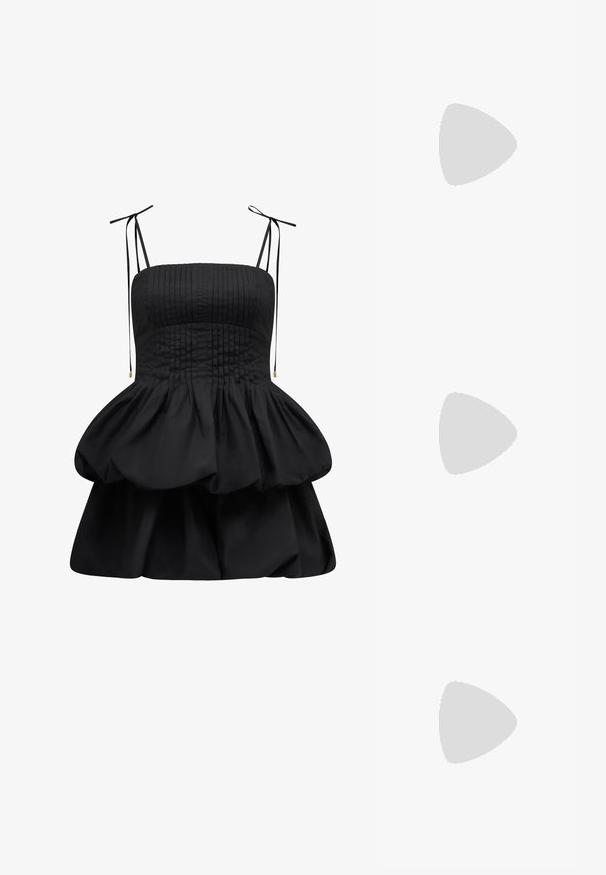 Juodas suknelė su klostuotu korpusu, reguliuojamomis raištelėmis ir daugiasluoksne, volanju hemline. Pagaminta iš lygaus audinio su struktūrizuota siluetu.; Balti slingback kulniukai su smailiu pirštu, lygia viršutine medžiaga, žemu blokuotu kulnu ir šoniniu išpjovimu su reguliuojamu sagtimi.; Apskriti saulės akiniai su tamsiais objektyvais ir auksiniais rėmeliais. Modelis vilki šviesiai mėlyną, raukinį kardiganą su mygtukais ir kontrastingomis baltomis rankovėmis.; Michael Kors rankinė smėlio spalvos dengto kanvoje su pakartotiniu MK logotipo raštu, auksinėmis detalėmis ir nuimamu grandininiu dirželiu.