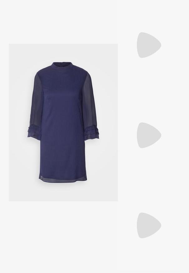 Laivansinis mekko korkealla kauluksella, pitkät läpikuultavat hihat, joissa on röyhelöitä, ja suora leikkaus. Tasainen kangas, polven ylle ulottuva pituus.; Valkoinen slingback-korkokenkä, jossa on terävä kärki, sileä päällismateriaali, matala lohkokorko ja sivuaukko-design säädettävällä soljella.; Kuusiangulariset aurinkolasit ruskeilla gradient-olennoilla, läpinäkyvällä beige-kehyksellä ja tummanruskeilla varsilla. Sivussa on "vogue"-merkkinen logo.; Michael Kors kääröbeige pinnoitettua kangasta, jossa on toistuva MK-logo -kuvio, kultaiset yksityiskohdat ja irrotettava ketjuhihna.