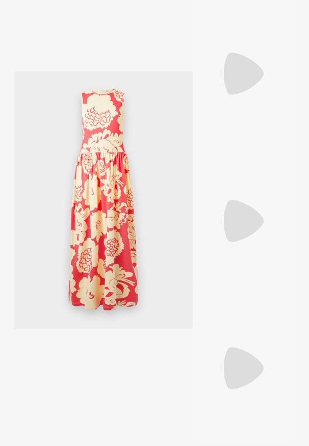 Maxi šaty bez rukávov s priliehavým korzetom a nariasenou sukňou, s veľkým krémovým kvetinovým vzorom na jasne koralovom pozadí.; Čierne kožené mokasíny s okrúhlou špičkou, hrubou textúrovanou podrážkou a minimom stehovej výzdoby. Štíhly dizajn bez viditeľných šnúr alebo kovania.; Čierna kožená ramenná taška so mäkkou textúrou, trojuholníkovým tvarom a nastaviteľným popruhom, skombinovaná s svetlomodrou pruhovanou košeľou a bielymi nohavicami.; Triumf kovových prsteňov: jeden v ružovom zlate, jeden zlatý s textúrovanými akcentmi a jeden strieborný, všetky s gravírovaným logom na vnútornej strane.