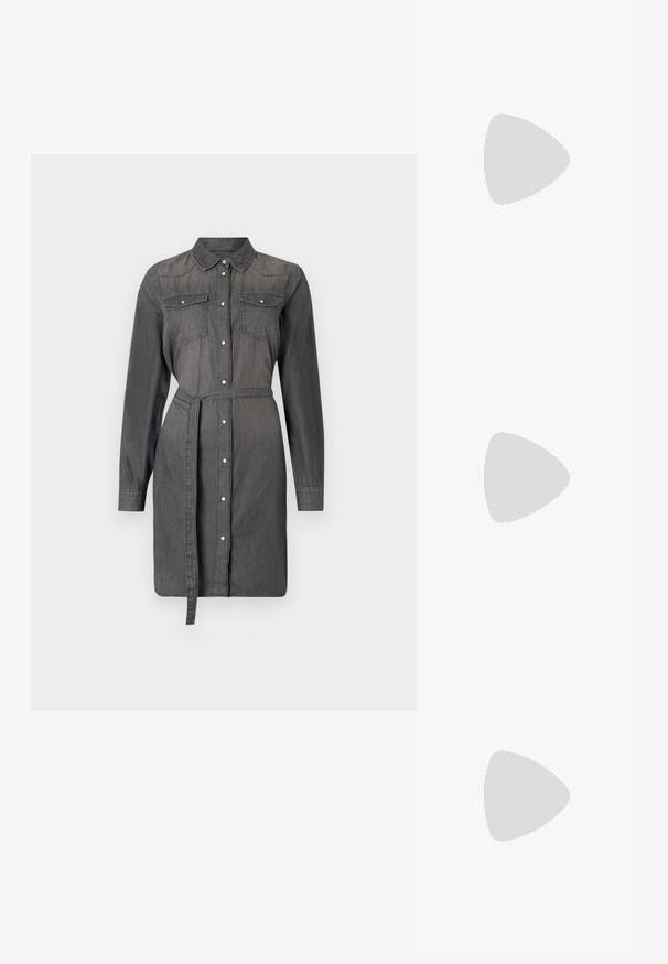 Robe chemise en denim gris foncé avec manches longues, devant à boutons, deux poches poitrine et une ceinture assortie à la taille. Texture lisse.; Bottes de cowboy en cuir marron avec un bout pointu et un talon bloc, présentant des coutures détaillées et des accents en relief sur la tige.; Pochette en cuir noir avec un rabat et un détail en boucle en métal doré. Inclut une sangle noire et un design épuré et minimaliste.; Boucles d'oreilles en argent au design minimaliste. Forme circulaire, texture lisse et profil fin. Légères avec une finition polie.