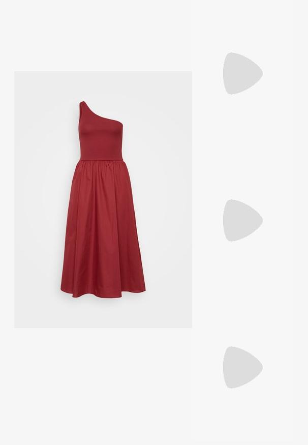 Asümmeetriline ühe õla kleit rikkalikus punases, keha lähedal istuv büst, laienev keskmise pikkusega seelik, sile kangas õrna tekstuuriga.; Mustast rihmajalatsid ruudukujulise varba ja madala ploki kontsaga. Omab mitmeid õhukesi rihmasid ja reguleeritavat pahkluu rihma. Valmistatud siledast nahast.; Mustgamma nahast kott, millel on sile tekstuur, struktureeritud kuju, kaks käepidet ja esiküljel silmapaistev hõbedane pandla detail.; Hõbedane kahekordne rõngas sujuva, poleeritud pinnaga. Omab voolavat, kõverat disaini, millel on kattuvad sektsioonid, et saavutada kaasaegne ilme.