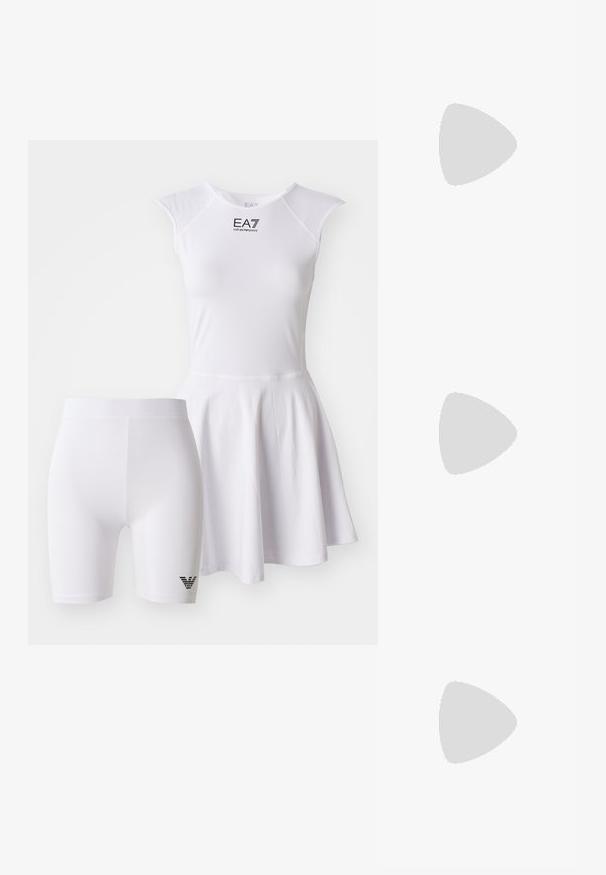 Fehér sportdressz rövid ujjakkal, kerek nyakkivágással és redőzött szoknyával. Fehér kompressziós nadrággal együtt, fekete logóval a lábszáron.; Fehér, rövid ujjú póló ribbed anyagból. Kerek nyakkivágás, normál szabás és diszkrét varrási részletek. Nincsenek minták vagy grafikák.; Fekete bőr balettcipő lekerekített orral, sima tekstúrával, minimális varrással és rugalmas talp kialakítással.; Barna bőr kézitáska, hajtókás zárással, arany színű fém kiegészítőkkel, vállpánttal és sima felülettel. Kompakt téglalap alakú.