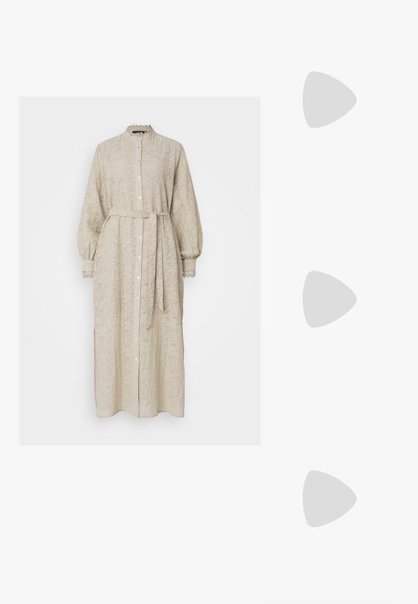 Bēšas krāsas, garām piedurknēm, kleita ar teksturētu augu rakstu, pogu priekšpusi, augstu apkakli un jostu vidukļa vietā. Mežģīņu apdare pie piedurkņu galiem.; Bēša slaidu sandale ar platu siksnu, kurā ir izšūts logo. Plakana zole un gluda tekstūra, paredzēta ikdienišķai nēsāšanai.; Balta ādas rokassoma ar noapaļotu formu, uz kuras priekšpuses ir izgriezts "CK" logo un viena plecu siksna. Augšā aizverama ar rāvējslēdzēju.; Zelta-tonēti auskari ar gludu, pulētu apdari. Iezīmē pusapaļa forma un droša aizdare uz stieņa.