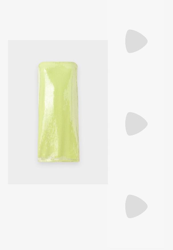 Glänzendes, limettengrünes, trägerloses Oberteil, das mit Pailletten bedeckt ist. Glatte Textur mit einem figurbetonten, röhrenähnlichen Design und einem geraden Ausschnitt.; Schwarze Leder Slingback-Pumps mit spitzer Zehenform, niedrigem Absatz und dekorativem Riemen über dem Spann. Glatte Textur und minimalistisches Design.; Schwarze rechteckige Sonnenbrille mit dunkelgrünen Gläsern, aus Kunststoff gefertigt, mit metallischen Details in der Nähe der Gläser und dem Markenlogo am Bügel.; Silberne Leder-Crossbody-Tasche mit strukturiertem Finish, Ketten- und Riemenakzenten sowie einem Reißverschluss. Auf der Vorderseite befindet sich ein Logo.