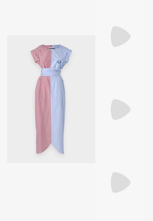 Robe rayée avec des panneaux rouges et bleus, manches courtes, ceinture à la taille, fente sur le côté et détails brodés. Le tissu semble lisse et léger.; T-shirt blanc à manches courtes en tissu côtelé. Col rond, coupe régulière et détails de couture subtils. Aucune motif ni graphique.; Ballerines en cuir noir avec un bout rond, texture lisse, détails de couture minimalistes et design de semelle flexible.; Sac à main en cuir marron avec une fermeture à rabat, des accents en métal doré, une bandoulière et une texture lisse. Forme rectangulaire compacte.