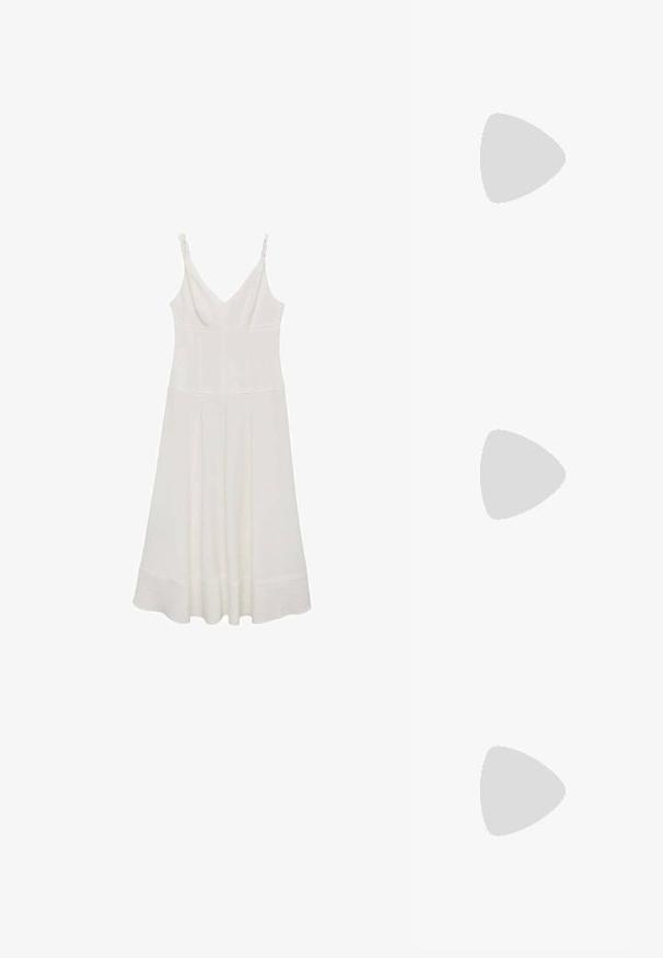 Robe blanche sans manches avec un décolleté en V, présentant des détails froncés aux bretelles et une jupe fluide qui se termine sous le genou.; Bershka WITH ANKLE STRAP - Sandales - mottled green; Lunettes de soleil noires rectangulaires avec des montures épaisses, des verres sombres et un design angulaire. Matière plastique lisse sans motifs ni accents visibles.; Pochette dorée en forme de cœur avec une bandoulière en chaîne et un fermoir en perle. Texture lisse, design compact pour les petites essentiels.