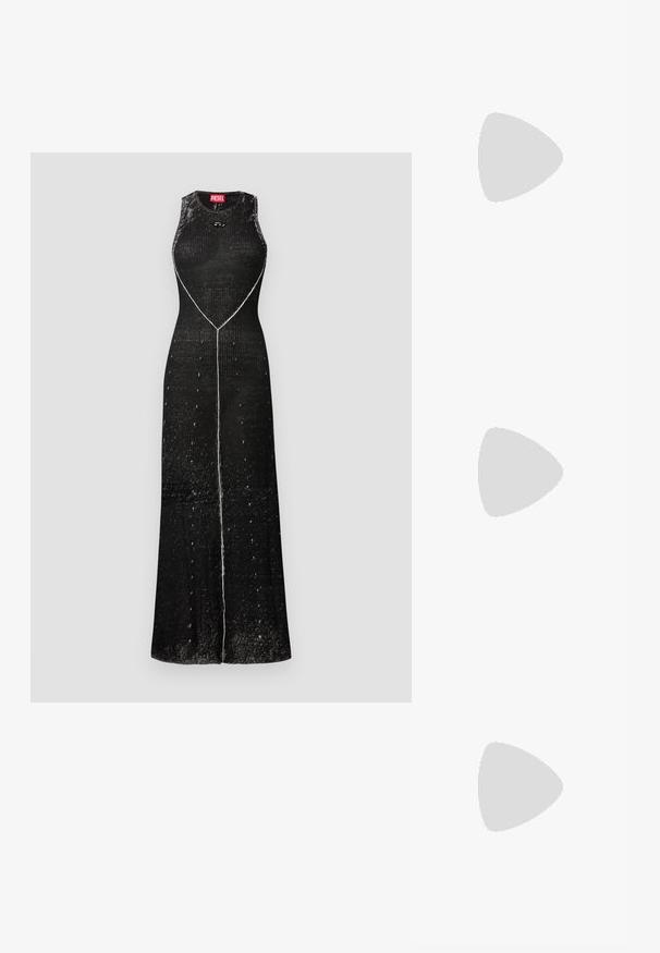 Rochie neagră fără mâneci, cu țesătură texturată, având un corset ajustat și fustă evazată. Cusătura albă contrastantă se deschide vertical pe față.; Sandale negre cu toc înalt au curele subțiri cu un design legat, un vârf pătrat neted și un toc stiletto elegant.; Geantă metalică gri deschis, cu un strap din lanț, decorată cu mici ținte circulare metalice și un logo de marcă triangular.; Cercei rotunzi din argint cu un finisaj neted și strălucitor. Design ușor, având o formă rotundă și închidere cu tijă.