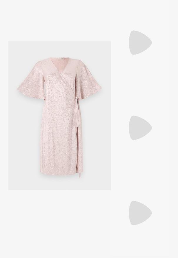 Ροζ γυαλιστερό φόρεμα τύπου περιτύλιξης με κοντά, φαρδιά μανίκια, V-λαιμόκοψη, ασύμμετρο τελείωμα και ταιριαστό ζωνάκι στη μέση, με υφή υφάσματος.; Μαύρη πατέντα σλινγκμπάκ γόβα με μυτερή μύτη, διαθέτει υφή από φίδι, ρυθμιζόμενο λουρί και κοντή, υφή τετράγωνη φτέρνα.; Μαύρη δερμάτινη τσάντα ώμου με δύο μπροστινές τσέπες, χρυσά κούμπωματα, κλείσιμο με φερμουάρ και λεπτό λουρί. Υφή επιφάνειας και κομψό ορθογώνιο σχήμα.; Χρυσές μεταλλικές σκουλαρίκια κρίκοι με καμπυλωτό, ελκυστικό σχήμα. Περιλαμβάνουν μια λεία, γυαλιστερή επιφάνεια και στρογγυλή άκρη για πρόσθετη λεπτομέρεια.