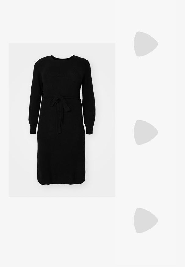 Abito nero lavorato a maglia con maniche lunghe, scollo rotondo e cintura legata in vita. Texture liscia e design a lunghezza intermedia.; Décolleté in vernice nera con punta affusolata e tacco in geometria cubica. Presentano un design elegante e minimalista, con una texture liscia.; Borsa hobo nera in pelle con una superficie liscia, forma curvata e una singola tracolla regolabile; presenta un'ampia apertura nella parte superiore.; Orecchini in tono oro caratterizzati da forme ondulate eTexture. Comprendono chiusure clip-on scultoree e un design a cerchio aperto con finitura martellata.