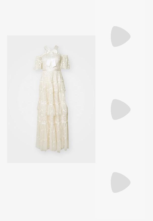 Witte gelaagde jurk van kant met geborduurde bloemenpatronen. Heeft korte mouwen, een strik bij de halslijn en een vloeiende silhoeët.; Nude patenten leren puntige schoen met een enkelbandje en een stilettohak, met een gladde textuur en een minimalistisch ontwerp.; Beige leren handtas van suede met gouden kettinghandvatten, gestructureerde rechthoekige vorm, gestikte details en een gouden logo-accent aan de voorkant.; Gouden metalen oorbellen in de vorm van een gebogen, verlengde hoop. Kenmerkend zijn het gladde, glanzende oppervlak en de afgeronde punt voor extra detail.