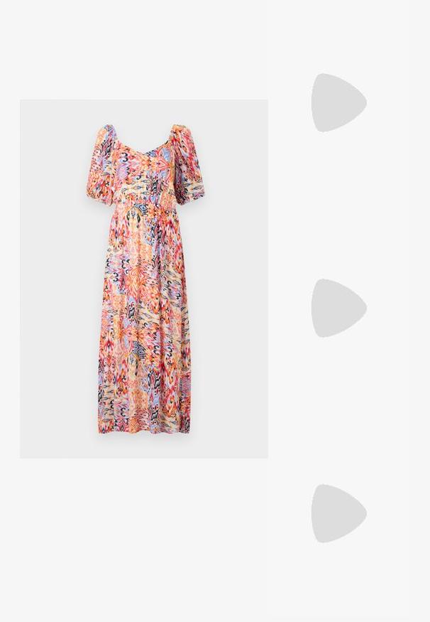 Maxiklänning med rundad halsringning och puffärmar. Tillverkad av lättviktsmaterial med ett färgglatt abstrakt mönster i rosa, orange och blått.; Ljusrosa lackskinnsdanna med rund tå, ankelrem och låg blockklack. Slät textur och minimalistisk design.; Klart cat-eye solglasögon med bruna linser och transparenta bågar. Modell bär en grön ribbad topp och en rutigt blazer. Gula hoopörhängen.; Vävd halmhandväska i ljusbeige, med en bågformad design, låsmetallknäppning och ett guldkedjesnöre. Texturerad yta med diamantmönster.