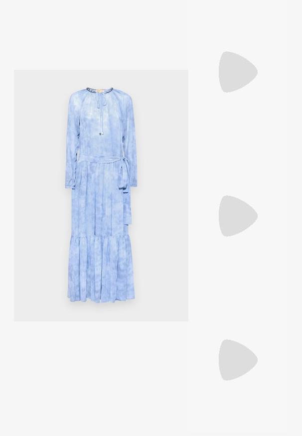 MICHAEL Michael Kors SUNBLEACH TIER DRESS - Velika haljina - chambray; Crne lakirane slingback pete s oštrim vrhom, s teksturiranim uzorkom zmijske kože, podesivom remenom i kratkom, teksturiranom blok-petom.; Bijela kožna torba s teksturiranim završetkom, koja ima zlatni lančić i crne akcentne detalje. Uključuje prednji džep i zatvaranje na patentni zatvarač.; Naušnice s bisernim kapljicama s poliranom površinom, s srebrnim okovom i okruglim, bijelim biserima. Jednostavan, klasičan dizajn.