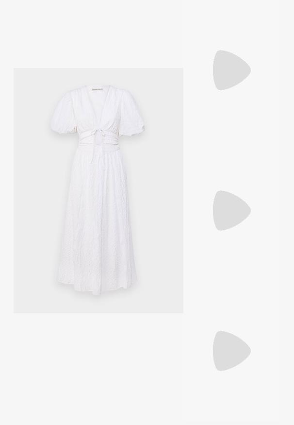 Abercrombie & Fitch PUFF SLEEVE PLUNGE FLOWY - Maxiklänning - brilliant white; Svarta lackläder slingback klackar med spetsig tå och geometrisk klack. Har en elegant, minimalistisk design och slät yta.; Beige oversized solglasögon med genomskinlig båge och bruna tonade linser, med subtila blommönster och djärv, geometrisk design.; Svart läderhandväska med en böjd form, avtagbar rem och guldiga detaljer. Väskan har ett lock med en spänndetalj.