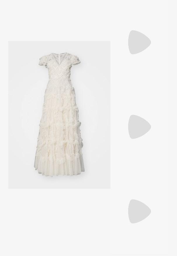 Needle & Thread AMORETTE V NECK GOWN - Apģērbs svinīgiem gadījumiem - cream; Melnas ādas augstpapēžu sandales ar atvērto purngali, asimetrisku dizainu, potītes siksniņu un metāla koniskām papēžiem. Virsma ir gluda.; Zelta sekmju soma ar taisnstūra formu, kurai ir savīti ķēdes rokturi un metāla aizdare, kas atspoguļo gaismu ar teksturētu apdari.; Zeltītas auskaru rotas, kuru centrā ir taisnstūra formas caurspīdīgs kristāls, kas karājas zem mazu, apaļu caurspīdīgu akcentu rindas. Elegants, mūsdienīgs dizains.