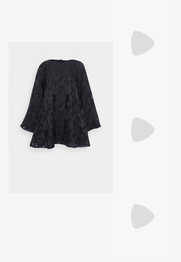Gina Tricot Petite FLOWY DRESS - Kokteiļkleita/ballīšu kleita - black; Baleta sandalītes baltā ādā ar vairākiem platām siksnām un sudraba sprādzēm; plakana zole ar mazu melnu papēdi un metalizētām akcentiem.; Melnas ādas plecu soma ar izliekumu, izteiksmīgu sprādzi un baltu šuvju detaļām.  Iekļauta regulējama siksna.; Zelta auskari ar gludu, spīdīgu apdari. Apaļš dizains, kas ietver mazu tapu un caurspīdīgu pamatni drošai valkāšanai.