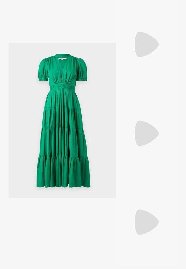 Rochie maxi verde din țesătură ușoară, cu mâneci scurte tip puff, decolteu în V și un tiv cu volane stratificate, având un corset ajustat.; Adidași din piele albă, design de tip low-top, cu o textură netedă, vârf rotund, față șiretată și un mic logo brodat pe lateral.; Geantă din piele neagră în formă de jumătate de lună, cu accente din metal auriu, având un închidere cu fermoar. Purtați-o în diagonală peste un pulover gri.; Cercei cu tija aurie, cu un design răsucit. Fiecare cercel are un fundal circular transparent pentru o purtare sigură.