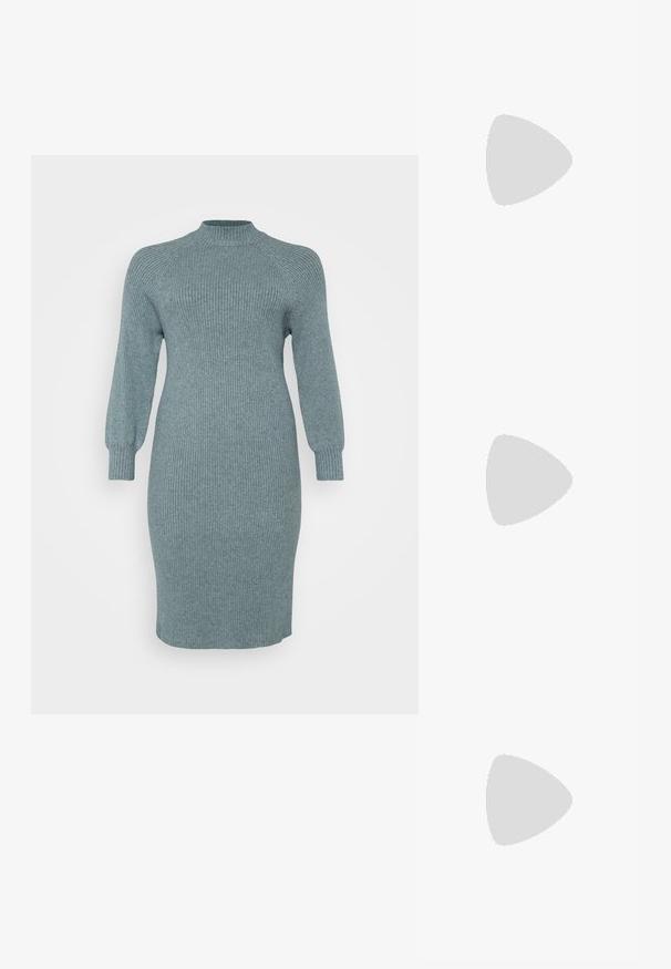 Ribota tumši tīrkīza trikotāžas kleita ar garām puff piedurknēm un augstu kakla izgriezumu, pielāgota piegriezuma, līdz ceļgaliem, ar teksturētu apdari, nav redzamu rakstu vai detaļu.; Zeltaini, metāla kurpes ar siksniņām, norakans purngalis un masīla papēdis. Gluda tekstūra, minimālisma dizains un šaura siksna.; Melnas ādas rokassoma ar izliekta formu, noņemamu siksnu un zelta aksesuāriem. Somai ir vāciņš ar sprādzes detaļu.; Zelta krāsas metāla aproce ar šķidrām, viļņveidīgām formām. Vienā galā ir neliels, izteikts sudraba krāsas akcents.