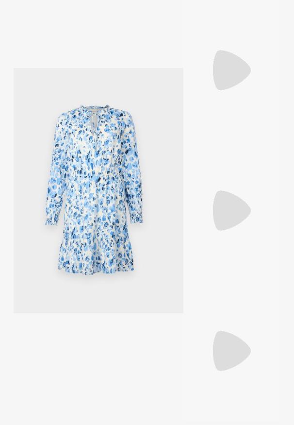 Blaues Blumenkleid aus leichtem Material, mit langen Ärmeln, einem Schlüsselloch-Ausschnitt und einer gerafften Taille mit einem ausgestellt Rock.; Schwarzer spitz zulaufender Slingback-Schuh mit niedrigem Absatz, der aus glattem Leder gefertigt ist und seitliche Ausschnitte für Atmungsaktivität aufweist.; Beige Wildleder-Handtasche mit einer abgerundeten dreieckigen Form, einem einzelnen Riemen und einem goldfarbenen Hardware-Detail auf der Vorderseite.; Silberne Creolen mit einem glatten, geschwungenen Design. Mit einem glänzenden metallischen Finish und Steckverschluss. Keine sichtbaren Muster oder Akzente.
