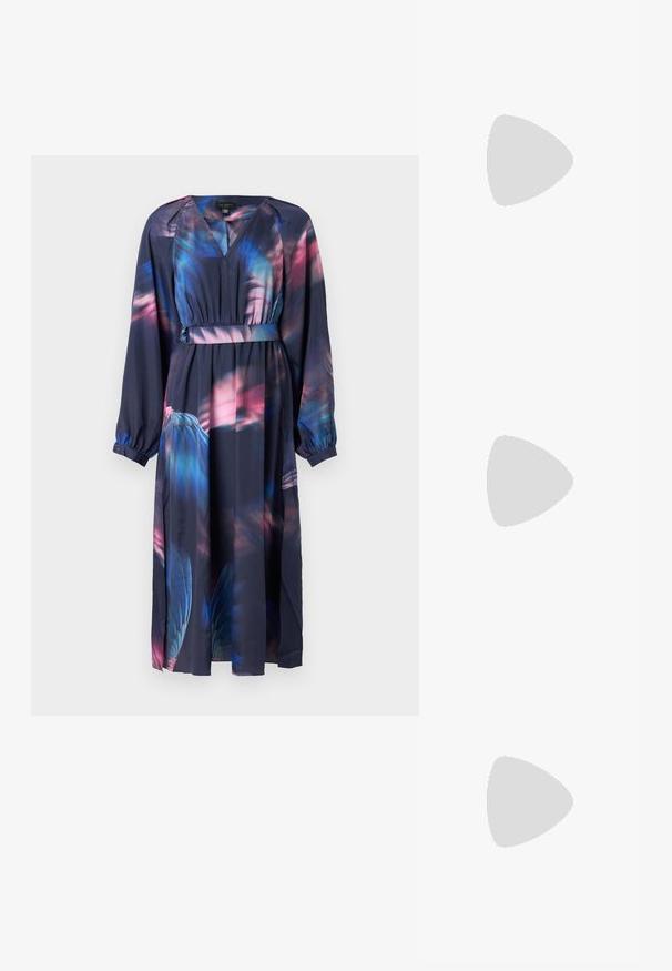 Ted Baker ARADE - Rochie de zi - navy; Sandale negre cu toc înalt au curele subțiri cu un design legat, un vârf pătrat neted și un toc stiletto elegant.; Geantă metalică gri deschis, cu un strap din lanț, decorată cu mici ținte circulare metalice și un logo de marcă triangular.; Cercei rotunzi din argint cu un finisaj neted și strălucitor. Design ușor, având o formă rotundă și închidere cu tijă.