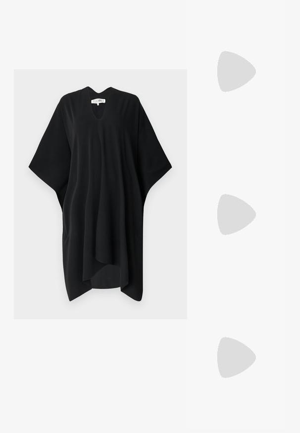 Kaftan noir ample avec un décolleté en V et des manches larges, confectionné dans un tissu doux et fluide. Présente une silhouette décontractée et sans fermetures.; Bottine en cuir marron avec un orteil carré, une finition texturée et un petit talon empilé. Présente une languette à l'arrière et des détails de couture subtils.; Sac en cuir embossé crocodile marron avec une forme cylindrique, quincaillerie dorée et une bandoulière détachable ornée de clous.; Rabanne XL LINK  DOUBLE HOOP EARRINGS - Boucles d'oreilles - gold-coloured