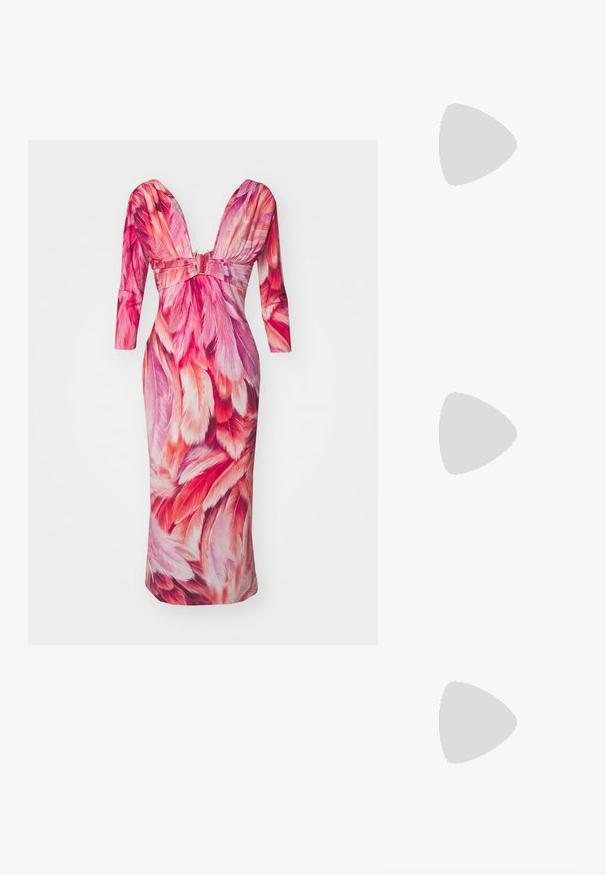 Roberto Cavalli Džersejové šaty - red; Biele vysoké podpätky so špičatou špičkou, koženým materiálom, nastaviteľným remienkom okolo členka ozdobeným kryštálmi a štíhlym podpätkom.; Slnečné okuliare v tvare mačacích očí s matným čiernym plastovým rámom, tmavými sklami a zlatým logom na bočnej strane. Ostrý dizajn a hladká textúra.; Michael Kors zápästná taška v béžovej potiahnutej plátenej tkanine s opakujúcim sa vzorom loga MK, zlatým kovania a odnímateľným reťazovým popruhom.