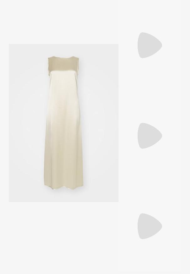 By Malene Birger AUDETTE - Îmbrăcăminte de ocazie - oyster gray; Sandale negre cu talpa plată, cu un material superior larg, textură de piele netedă, design cu vârful deschis și detaliu accent din aur pe curea.; Geantă de mână neagră din piele texturată, cu un model în diamant, curea din lanț cu ton auriu și un mânere superior cu o închidere cu clapetă embosată cu logo.; Cercei aurii cu un design curbat și fluid. Fiecare cercei are o suprafață netedă și un mic sistem de prindere cu un detaliu decorativ.