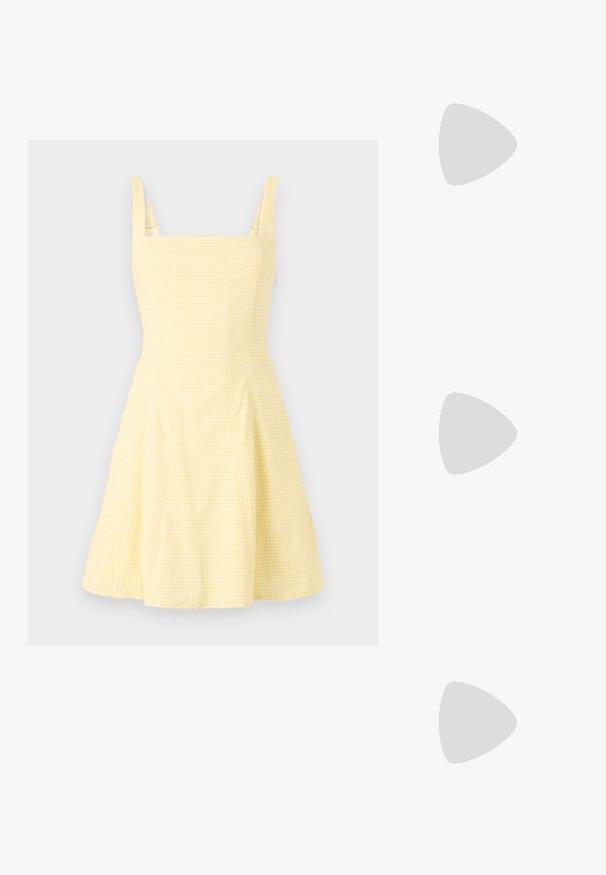 Sárga kockás ruha négyzet alakú nyakkivágással, vékony pántokkal és bővülő szoknyával. Könnyű pamut keverékből készült.; Fekete lakkbőr slingback sarkú cipők hegyes orral és kis blokk talppal, ezüst csat díszítéssel a pánton.; Barna teknős páncélmintás szemüveg, ovális lencsékkel, vékony szárakkal és átlátszó részletekkel. A templomon diszkrét logó található. Elegáns, könnyű dizájn.; Fekete bőrtáska ívelt formával, levehető pánttal és arany színű fémrészekkel. A táskán egy csattal díszített fedél található.