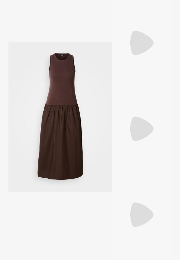 Ruskea hihaton mekko, jossa on tiukka yläosa ja valuva, rypytetty hame. Valmistettu pehmeästä kankaasta, jolla on sileä tekstuuri.; Ruskean nahkainen cowboy-saapas, jossa on terävä kärki, brodeeratut pyörteiset kuviot varressa ja kerroslohko korko. Varustettu nostonipulla helpottamaan pukemista.; Musta nahkainen hobo-laukku, jossa on yksi pehmeä, pyöreä kahva; ominaisuuksina sileä pinta ja minimalistinen muotoilu. Ei näkyvää metalliosaa tai koristeita.; Kultaiset renkaat, joissa on teksturoitu, epäsäännöllinen muoto. Varustettu saumattomalla suljinnalla ja kiillotetulla pinnalla, mikä korostaa modernia muotoilua.